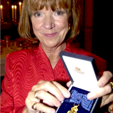 2002-Vicky-far-medalj-av-8e-graden-av-Kungen
